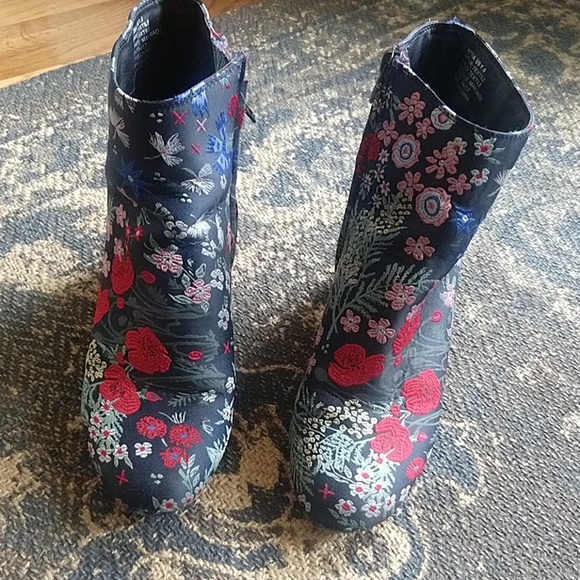 Sz 7.5 pattern boots - Picture 2 of 4